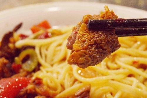 外国人吃国产拌面视频播放,一尝倾心，美味连连！